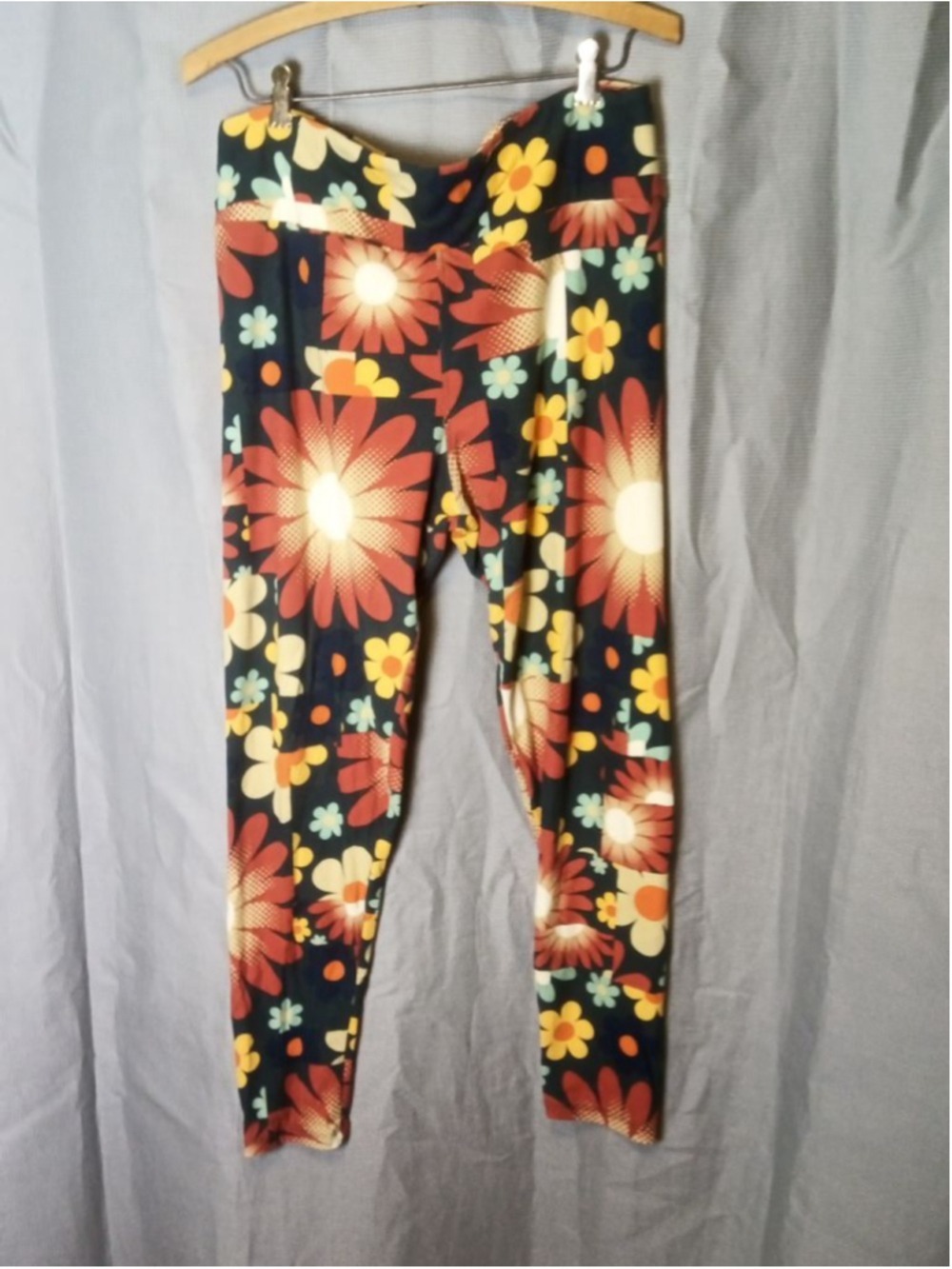 Women's LuLaRoe Tall & Curvy Navy Red Floral Leggings